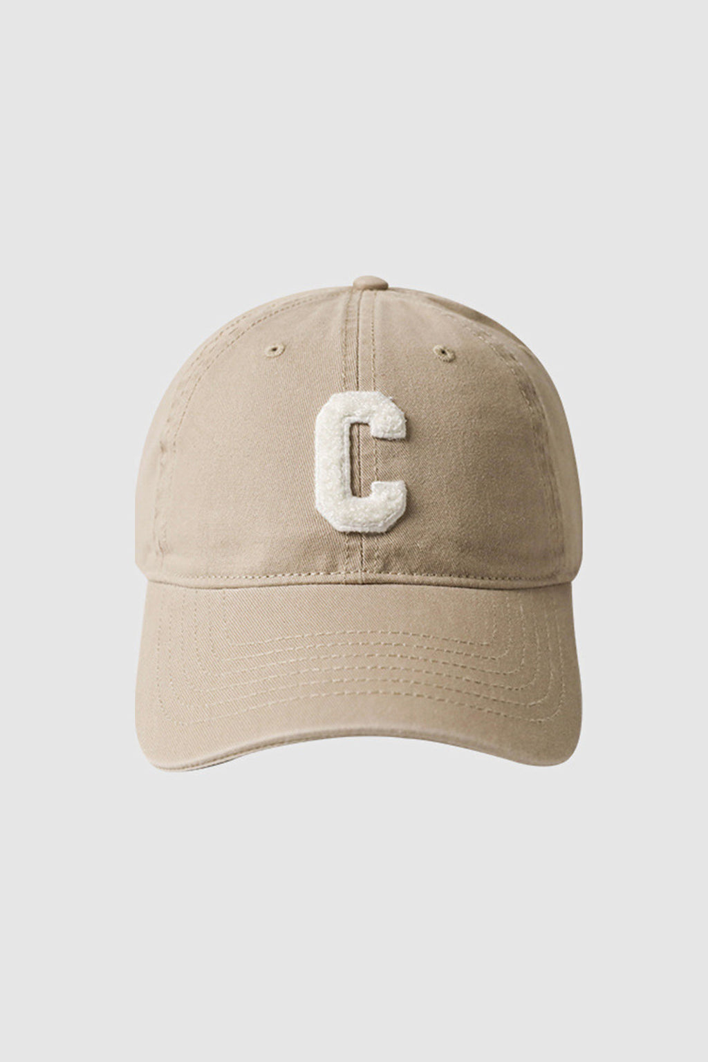 Casquette avec broderie de la lettre C